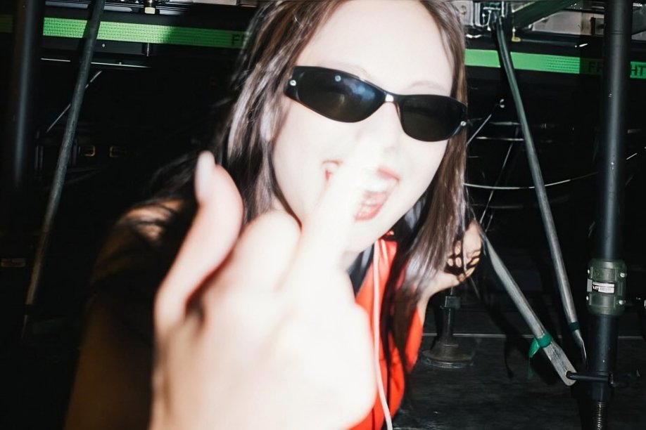 pinkIovesick's tweet photo. babe wake up a new jennie middle finger picture just dropped https://t.co/3e8aGPXnBE