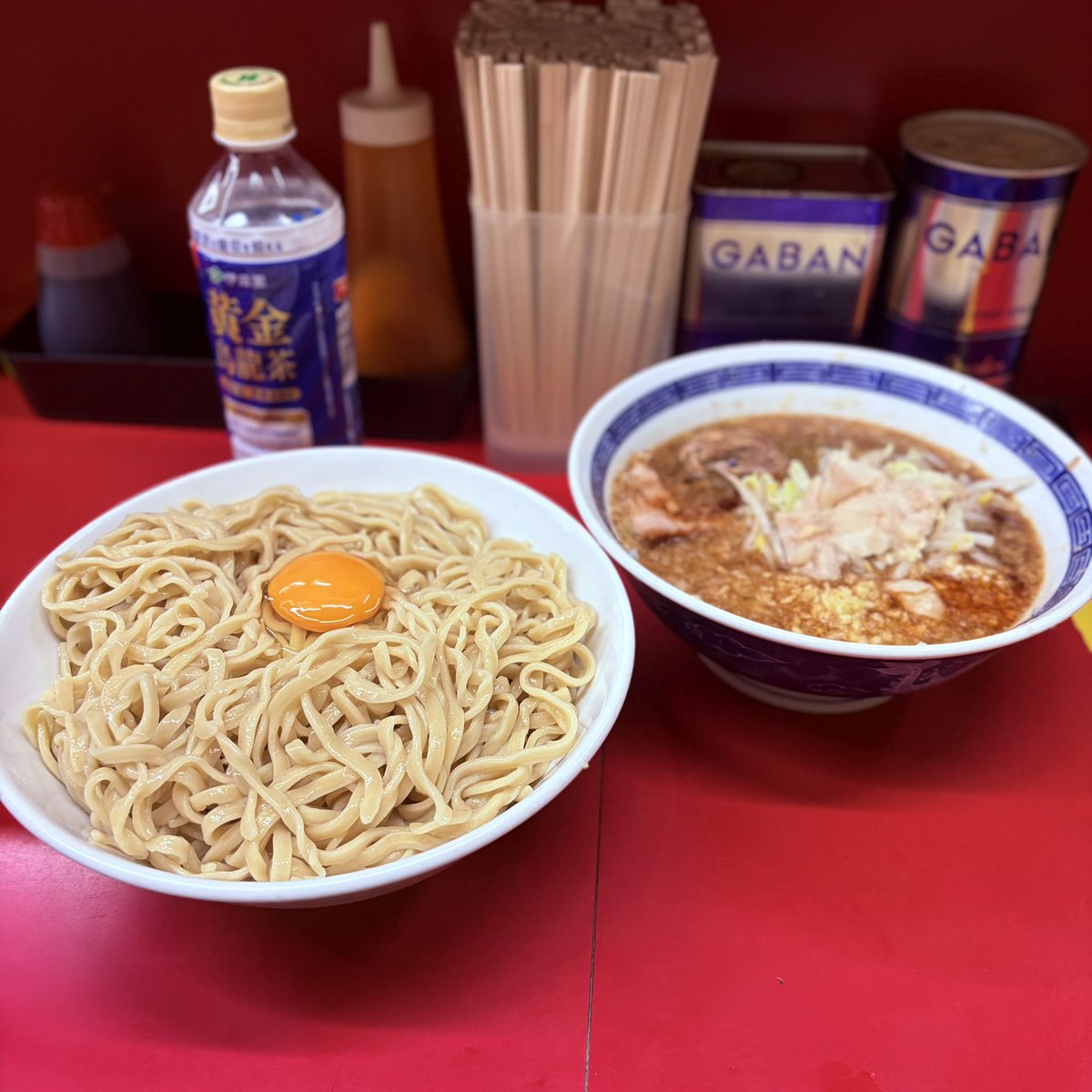 anne_papa's tweet photo. ラーメン二郎 中山駅前店

大ラーメン豚2枚 +ぎょったまつけ麺Ⅱ Ver.サバ +生卵

お初のぎょったまつけ麺🍜

しょうがありやすが良いアクセントに🫚

メチャクチャ旨かった😋
ご馳走様でした🙏

忙しそうでスープ割り言い出せず…😢 https://t.co/a7RMUS4gkV