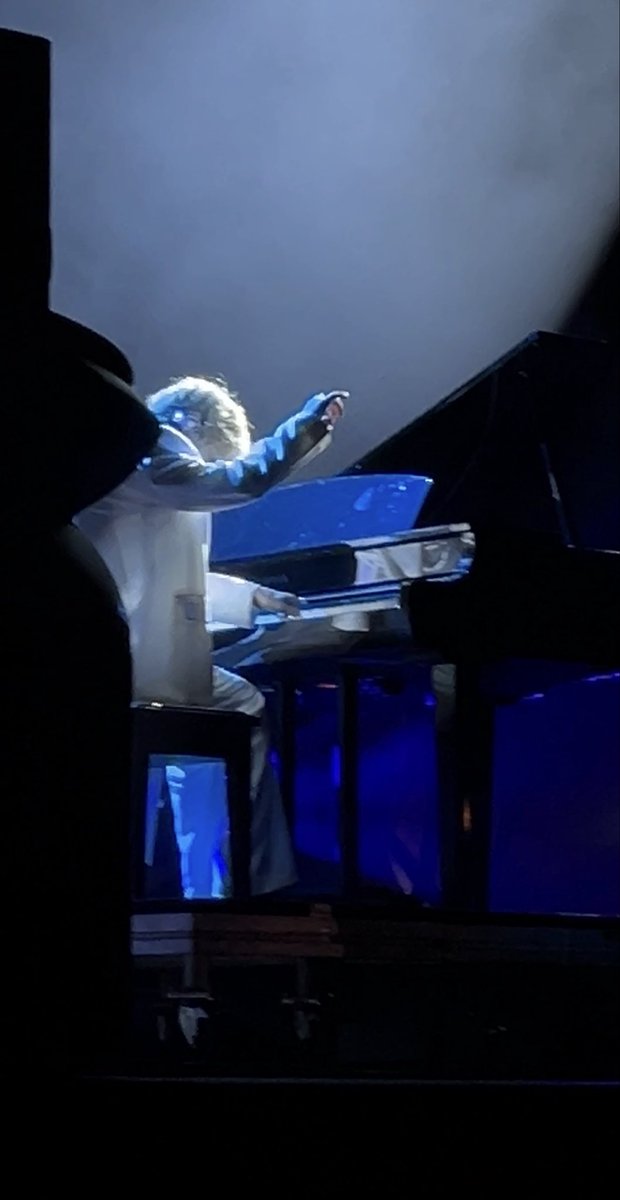 "..and you don't like when i'm this way.." ugh front row to taemin playing piano as a pianist myself. forever blessed😔 gonna love this new album to pieces