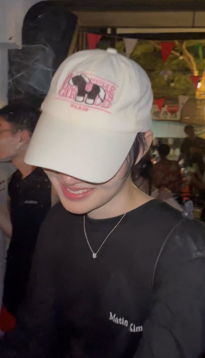 With9Up's tweet image. ฮือ ขอบคุณที่เอาทั้งหมวกและเสื้อมาใส่น้า เหมาะมากน่ารักมาก ปุ๋งใส่แล้วเพิ่มแดเมจความคิ้วทึสุดๆ ส่วนเสื้อแขนยาวเอามาใส่เล่นสงกรานต์เรียบร้อยเยย อุอิ (แม่ทำดีมั้ยหะริด) 🫶🏻🐰

Cr. On Pic

#กล่องของขวัญน้ําปิง #nampingster
#วกอ2026