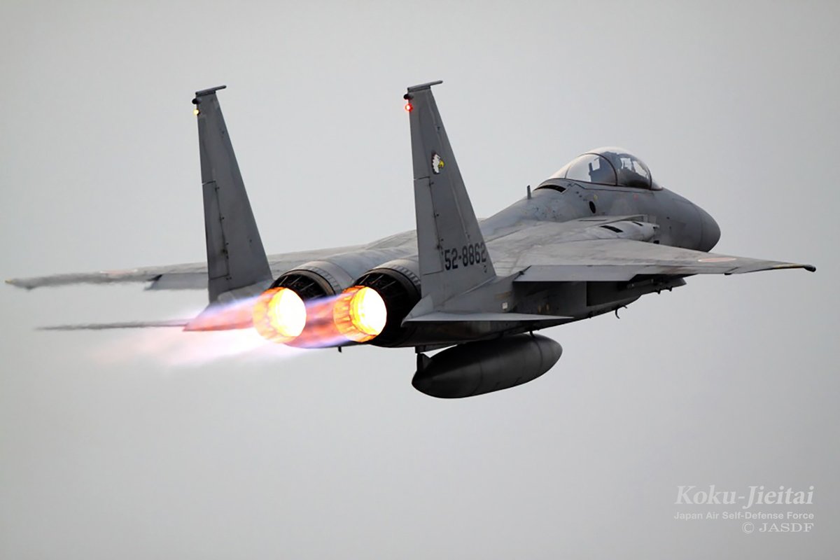 NagasakiChihon's tweet image. #F-15 は、航空自衛隊の #主力戦闘機 として、基本設計の優秀さと、#レーダー をはじめとした、電子機器、搭載装備の近代化が進められ、信頼性のおけるトップクラスの実力を持つ戦闘機といえます👍‼️
別名「#イーグル」と呼ばれ、それを駆るパイロットは、俗に #イーグルドライバー と呼ばれています。