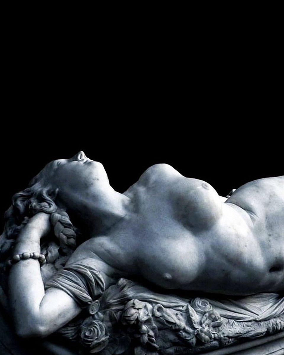 منحوتة "امرأة لدغتها أفعى"