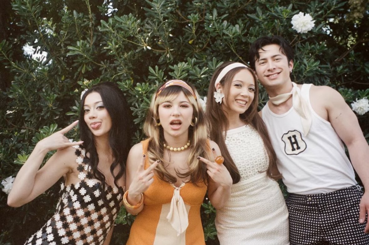 Laufey Updates tweet media