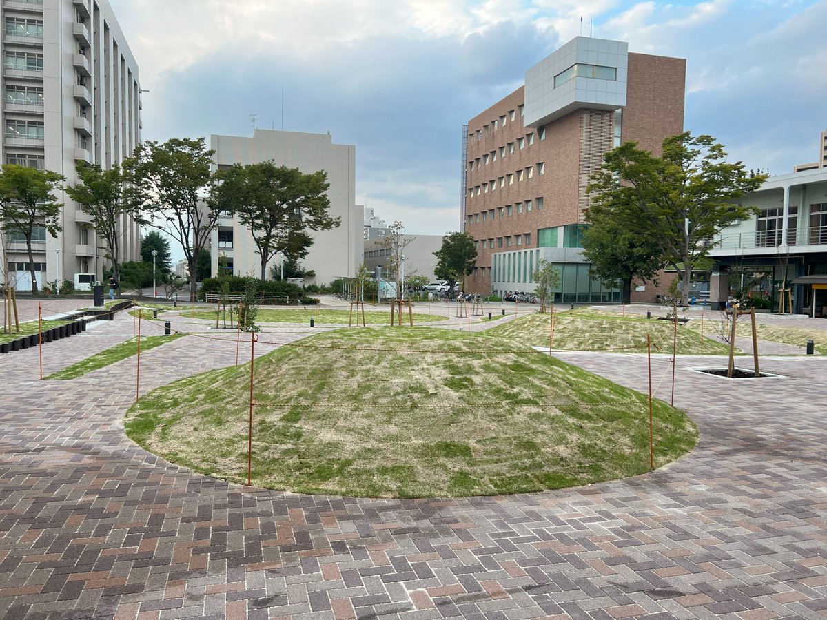 owarishogo's tweet photo. なぜ名古屋では古墳を造るのがブームなの？

・左 2023年夏築造　名古屋大学生協北部食堂前
・右 2025年秋築造　イオンタウン千種 なごみの広場
（同千種区　同リニューアルに伴い） https://t.co/M1b7XE5GF4