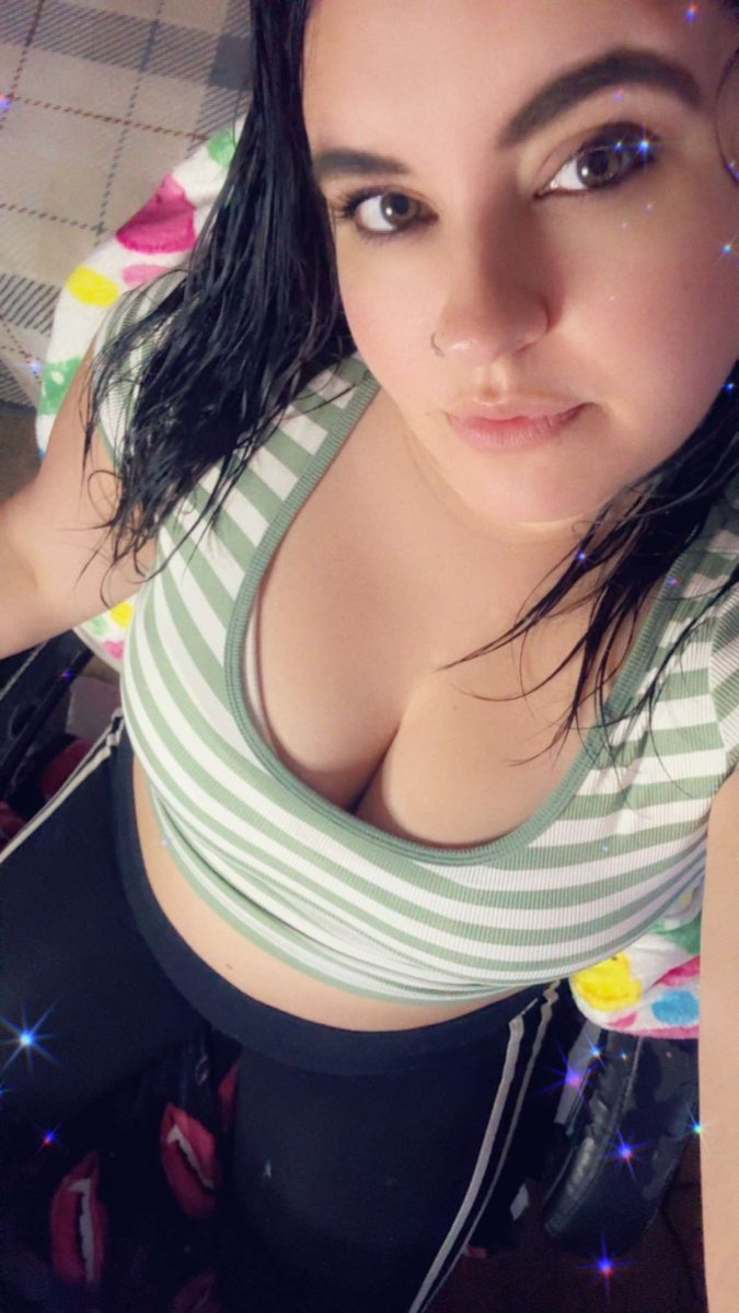 Playing apex! Come hang out !! 

twitch.tv/ttv_kelsielee