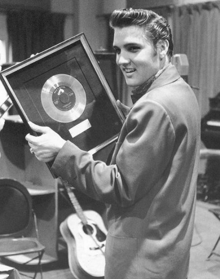 AboutElvis's tweet image. ON THIS DAY
April 14, 1956
While Elvis was in the studio he was presented with a gold record for “Heartbreak Hotel”.
#Elvis #ElvisPresley #Elvistheking #Elvis1956 #ElvisHistory #Elvis2026