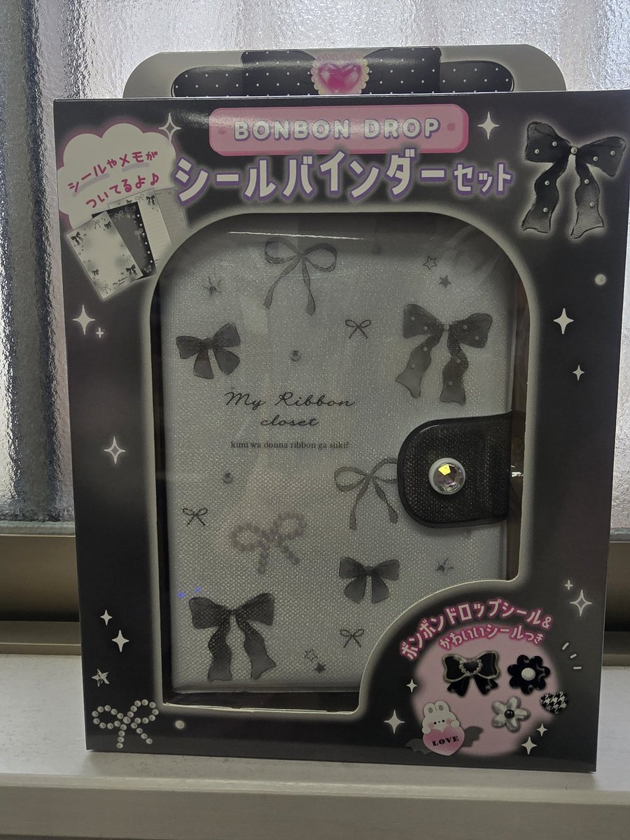taibundo's tweet photo. ⭐️ボンボンドロップ⭐️
シールバインダーセット
発売中です！
4種類ありますよ✨️
シマエナガちゃんかわいいです💓

シールやメモも付いてます🎶
税込1,980円(クーリア)

#ボンボンドロップシール
#ボンドロ https://t.co/42yJ6KVcmO