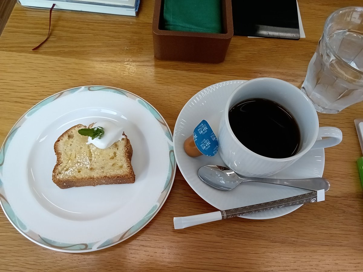 【就業技術科】3年フードサービスコースは一階coaicafeでランチ営業の準備をすすめています。カフェ側は接客、厨房側はカレーの仕込みをしています。