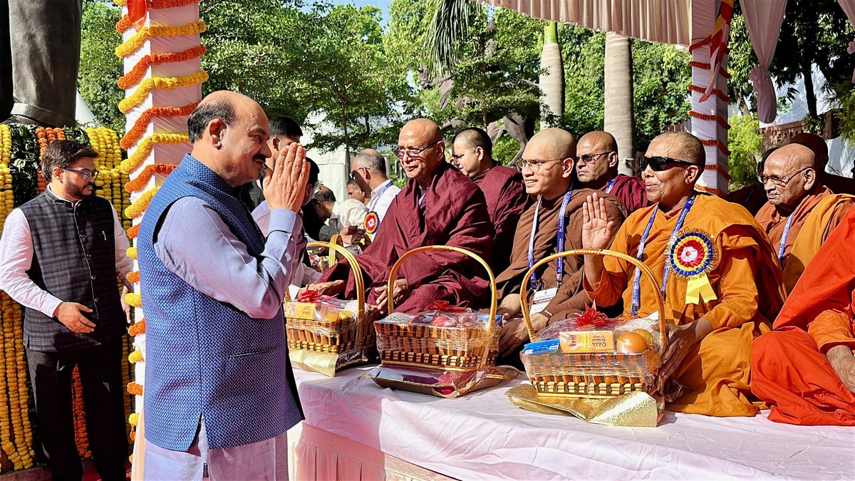 'भारत रत्न' बाबासाहेब डॉ. भीमराव अम्बेडकर जी के 136वें जयंती दिवस पर संसद परिसर स्थित प्रेरणा स्थल पर उन्हें भावपूर्ण नमन कर श्रद्धासुमन अर्पित किए।

#AmbedkarJayanti
#BabaSahebAmbedkar