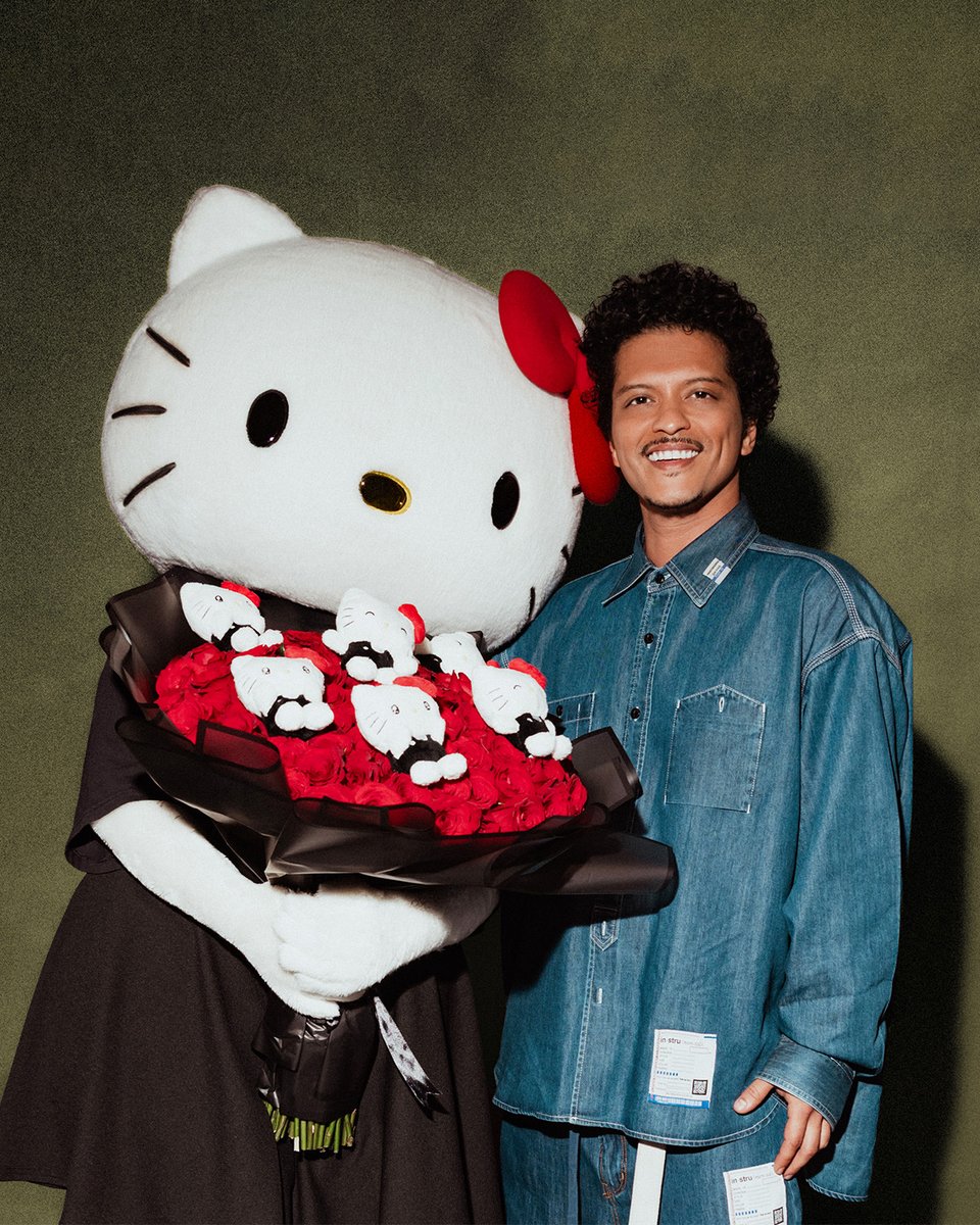 Hello Kitty tweet media