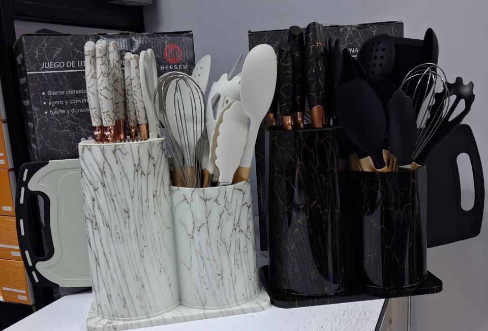 CrystalCF4's tweet image. Good morning. My hustle involves selling household items n kitchenware.
F1 Lakyrain 7pc cookware set 9999/=
F2 25pc marble silicone spoon set 2900/=
F3 Silicone washing gloves 600/= a pair
F4 Washing machine cover
☎️0117476324