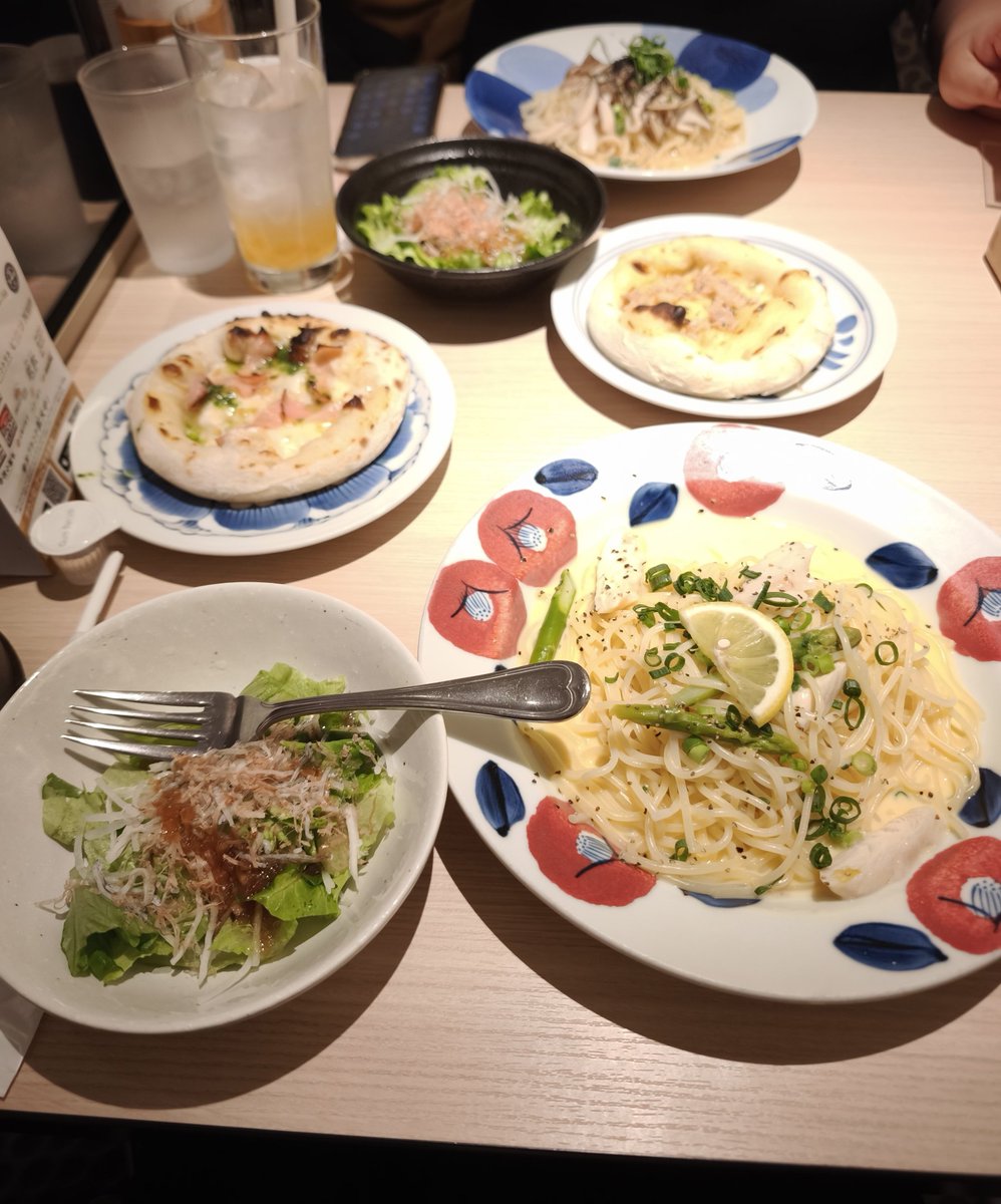 噂のピザ食べ放題の鎌倉パスタ行ってきたんだけど、新しいピザが届いた直後に次のピザの注文聞かれるのマジやったwww
お腹いっぱいです☺️