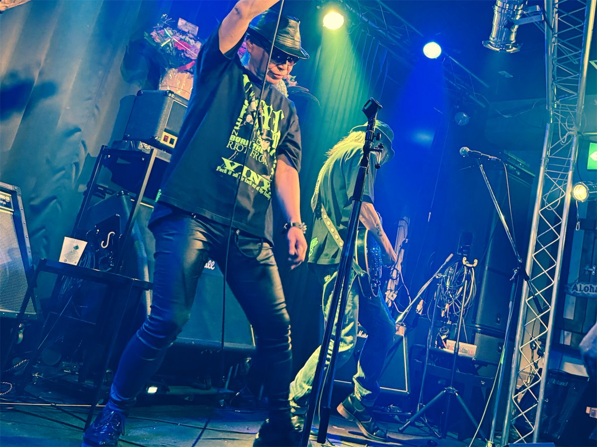 Vijuttoke's tweet image. 『NEWS』

VINYL、福井祥史還暦＆鈴木新誕生日を祝う特別公演開催。過去と現在が交差した濃密な一夜！
vijuttoke.com/contents/?p=48…

#VINYL #福井祥史 #鈴木新
#Vijuttoke