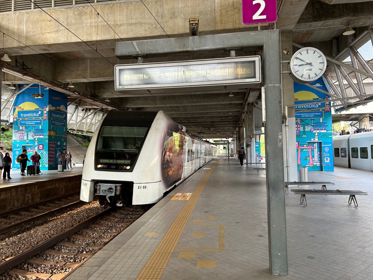 Ernest is: on transit! 🚌🚇🚅 tweet media