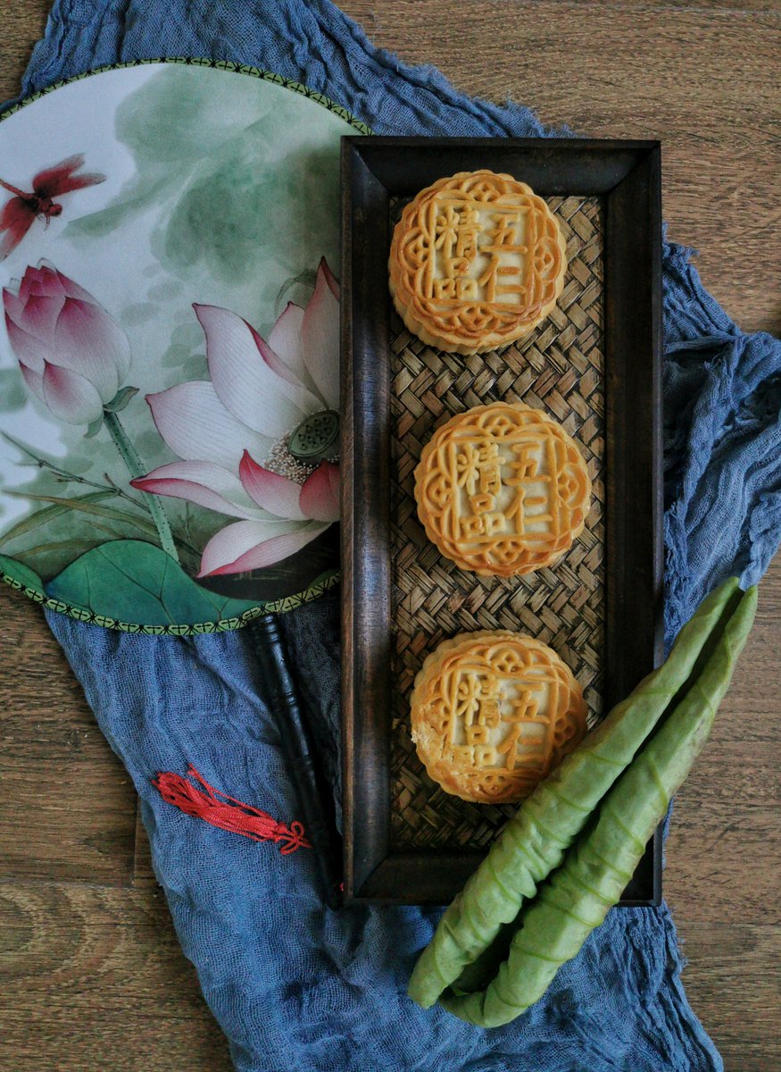sowld701's tweet image. "Mid-Autumn Special Savor our golden mooncake trio—red bean, lotus seed u0026 salted egg yolk, paired with osmanthus oolong! Limited stock, grab yours before they vanish!  #MidAutumnFeast #LimitedEdition"