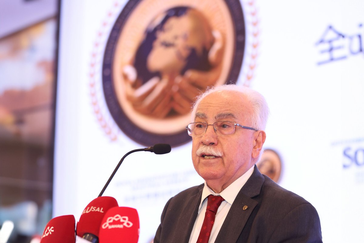 Dogu_Perincek's tweet photo. Vatan Partisi Genel Başkanı Doğu Perinçek
DÜNYA MEDENİYETLERİ GİRİŞİMİ ARAŞTIRMA MERKEZİ
AÇIŞ KONUŞMASI
-Ankara, Meyra Palace, 14 Nisan 2026-

Çin Komünist Partisi Uluslararası İlişkiler Bakan Yardımcısı Sayın Jin Xin,
Sayın Bakanlar, Sayın Büyükelçiler, Sayın Diplomatik Misyon Temsilcileri,
Kamu Yönetiminin, Siyasal Partilerimizin, Sendikalarımızın, Üniversitelerimizin, İş Hayatımızın, Basınımızın Değerli Temsilcileri
Değerli Konuklar,

Öncelikle Çin Komünist Partisi Uluslararası İlişkiler Bakanlığı Heyeti’ni yürekten arkadaşlık duygularıyla selamlıyorum.

Çin Halk Cumhuriyeti’nden Türkiyemize Çin Medeniyetinin ve Çin Devriminin değerlerini getirdiler. Hoş geldiler. Ankara’da Xi Jinping Yoldaşın önderliğinde Çin Halk Cumhuriyeti’nin başlattığı Küresel Medeniyet Girişimi’nin Araştırma Merkezi’ni onlarla birlikte açmak, bize esin veriyor ve ufkumuzu zenginleştiriyor.

Değerli Dostlar,
Dünya tarihine baktığımız zaman, medeniyetlerin çeşitli coğrafyalardan yükseldiğini, insanlığın gelişmesine yeni ufuklar getirdiğini, düşünce ve duygularımıza yeni değerler kattığını, zamanla kabuk bağladığını ve çürüdüğünü ve yerini yeni bir medeniyete bıraktığını görüyoruz.

Çin, Mezopotamya, Hindistan, Mısır, Anadolu, Güney Amerika’da İnka ve Maya, Akdeniz’de Grek ve Roma, Pers, Orta Asya, Arap-İran-Türk İslam medeniyetleri, Batı Avrupa’da, Kuzey Amerika’da ve Japonya’da kapitalizmin yükselişi ve çağımızda Millî Demokratik Devrimler ve Sosyalizmi Kurma girişimleri birbirini izledi. Belli coğrafyalarda filizlenen medeniyetler, zamanla bütün insanlığı kucaklayan boyutlara ulaştı ve evrensel karakter kazandı.

Kabile toplumundan sınıflı topluma geçişle, özel mülkiyetle, değişim ekonomisiyle, parayla, matematikle, yazıyla, ordu ve devletin kuruluşuyla belli toplumların tutuşturduğu ilk medeniyet ateşi, kıtalardan kıtalara geçti ve insanlığı aydınlattı; bütün insanlığın malı oldu.

Dünyada benmerkezci kalamayan bir olgu varsa, paylaşılmaktan kaçınamayan bir oluşum varsa, o da medeniyettir.

Medeniyet, yeni toplumlar kurdu, kavimlerin bir gülü elden ele vermeleri gibi, denizlerden denizlere, kıtalardan kıtalara taşındı ve bugünlere geldi. Her yeni medeniyetin yükselişi, yeni bir toplumun kuruluşunu getirdi. Her medeniyet, bütün insanlığı içine alan yeni bir devrimle geldi ve yeni bir çağın kapısını açtı. Bu süreçlerde insanî değerler yeniden tanımlandı. Biz iyimserler, her yeni medeniyetin insanlığa, daha insanî ilişkiler getirdiği görüşünü paylaşırız.

Yine insanlığın büyük tecrübesidir: Yeni medeniyetler, kabuk bağlayan, kendisini aşamayan, çıkmaza giren ve eskiyen medeniyetin merkezinden değil, çevresinden yükseldi. Böylece insanlık, medeniyetten medeniyete ilerleyen tarihiyle deyim yerindeyse çürümekten kurtuldu ve kendisine yeni bir ufuk açtı.

Sayın Konuklarımız ve Değerli Arkadaşlar,

Bugün insanlık, yine çürüyen bir sömürü ve zulüm sistemiyle hesaplaşma dönemine girmiştir. Dolar Saltanatı denen emperyalist haraç ekonomisi artık gününü doldurmuştur. İnsanlık, erkeği kadın ve kadını erkek yapmaya kalkışan, bu bağlamda insanın doğasına savaş açan bir yozlaşmayla karşı karşıya gelmiştir.
Bizim Millî Marşımızın şairi Mehmet Akif, çöküşe giden emperyalizmi yüzyıl önce “Medeniyet dediğin tek dişi kalmış canavar” diye tanımlamıştı. Bu gerçeği bugün ABD emperyalizminin ve İsrail’in insanlığa karşı açtığı savaşta bütün boyutlarıyla yaşıyoruz.

İnsanı emeğine, topluma, insanlığa ve hatta cinsiyetine bile yabancılaştıran emperyalist sistemin merkezlerinde derin bir medeniyet krizi var. İşte bu koşullarda insanlık, yeni bir çağın sancılarını yaşamaktadır. Evet sancıları yaşıyoruz. Ancak biliyoruz ki her sancı, yeni bir doğumun habercisidir. Bu nedenle bizler şanslı insanlarız, yeni bir medeniyetin yapıcılarıyız, dahası kurucularıyız. Xi Jinping yoldaşın deyişiyle “İnsanlığın ortak geleceği”nin inşası, yedi iklimin gündemindedir.

Kapitalizmin emperyalist aşamasının sonuna geldik. Bugün Asya’dan yeni bir medeniyet yükseliyor. Yeni Medeniyetin yapıcıları arasında bulunmanın sorumluluğuyla ve gururuyla burada toplanmış bulunuyoruz.

Eşiğinde bulunduğumuz medeniyet,
- Emperyalist hegemonyacılığa son verecek,
- Millî devletlerin bağımsızlığına ve egemenliğine dayanacak,
- Emperyalizmin ve Neoliberalizmin katlettiği hümanizme yeniden hayat verecek,
- Çalışmayı ve üretmeyi ateşleyen mülkiyet ve bölüşüm ilişkilerini canlandıracak,
- Kamucu, paylaşmacı, halkçı, özgürlükçü, demokratik değerleri besleyecek,
- Dünyada barışın önünü açan gelişmelere yol verecektir.

Biz Asyalılar, tarih boyunca insanlığın büyük medeniyet atılımlarına emek verdik, imza attık. Bugün yine tarihî bir sorumluluğun eşiğindeyiz.

Türk kavminin Çin Medeniyeti ile ilişkisi tarihin derinliklerindedir. Bizim Türk atlıları, Çin Medeniyetinin bir çok ürününü Atlas Okyanusuna kadar götürmüşlerdir.

Biz Çin ve Türkiye olarak, şimdi yükselen medeniyetin Doğudaki ve Batıdaki öncü mevzilerini paylaşıyoruz.

Bu sorumluluğun kuşkusuz siyasal, ekonomik, kültürel boyutları bulunuyor. Siyasal boyut, anahtar değerindedir. Bu kapsamda Doğudan Batıya Çin, Rusya, İran ve Türkiye olarak, bütün İnsanlığın Ortak Geleceğini belirleyen ön mevzileri paylaşıyoruz.

Ortak değerlerimiz ve özlemlerimiz, bizleri birbirimize bağlıyor.

Özlediğimiz dünyada, mallar parayla değişilmeyecek, Büyük Türk ozanı Şah Hatayi’nin deyişiyle gül ile gül tartılacaktır.

Özlediğimiz dünyada, insanlar değil eşyalar yönetilecektir.

Özlediğimiz dünyada, yabancılaşmanın her türünden arınacağız.

Bu özlemleri ve görev bilincini paylaşmak, bizleri ufuklarımızın çok ötesindeki dünyalara bağlıyor, omuzlarımıza uzak geleceklerin insan ilişkilerini bugünden inşa etme sorumluluğunu yüklüyor. Sınıfsız, sömürüsüz, her tür yabancılaşmadan arınmış bir dünyayı paylaşma özlemi, insanlık sevgimizi, felsefemizi, icatçılığımızı, kültürel ve sanatsal yaratıcılığımızı ateşliyor.

Ankara’da, Dünya Medeniyetleri Girişimi Araştırma Merkezi’nin açılışına katılan Çin Komünist Partisi Uluslararası İlişkiler Bakan Yardımcısı Sayın Jin Xin başkanlığındaki kardeş Çin Heyetini ve siz değerli medeniyet kurucularını saygıyla selamlıyorum.