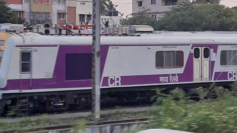 iamshah0786's tweet photo. मुंबई मे भारत की नॉन AC बंद दरबाजे वाली लोकल ट्रे�� लौंच  की गई थी। 

अब मे ये बात आपको क्यों बता रहा हूँ वो समझो। 

एक तो नॉन AC उपर से बंद दरबाजे जब 40c की गर्मी मे इसमें सफर करेंगे तो क्या होगा। 

सबसे बड़ी बात मुंबई की भीड़ भाड़। 

जब हज��रों की भीड़ उपर से बंद दरबाजे और May, जून की गर्मी।