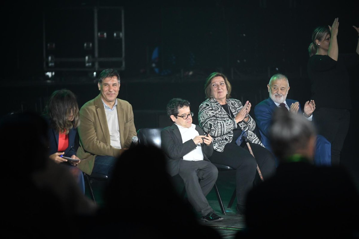 Plenainclusion's tweet photo. 🎼Comienza la Gala 'Derechos #ConVozPropia' en la que 80 artistas con discapacidad intelectual están usando el arte para reivindicar sus derechos cuando se cumple el 20 aniversario de la Convención Internacional de la @ONU_es 
🍀El acto, organizado por Plena inclusión España y @PlenaAragon, que se celebra en Zaragoza ante más de 500 personas llegadas de toda España, ha contado con la intervención del director del @RPDiscapacidad y representantes del ayuntamiento de @zaragoza_es, del @GobAragon, @Cermi_Estatal y @Fundacion_ONCE