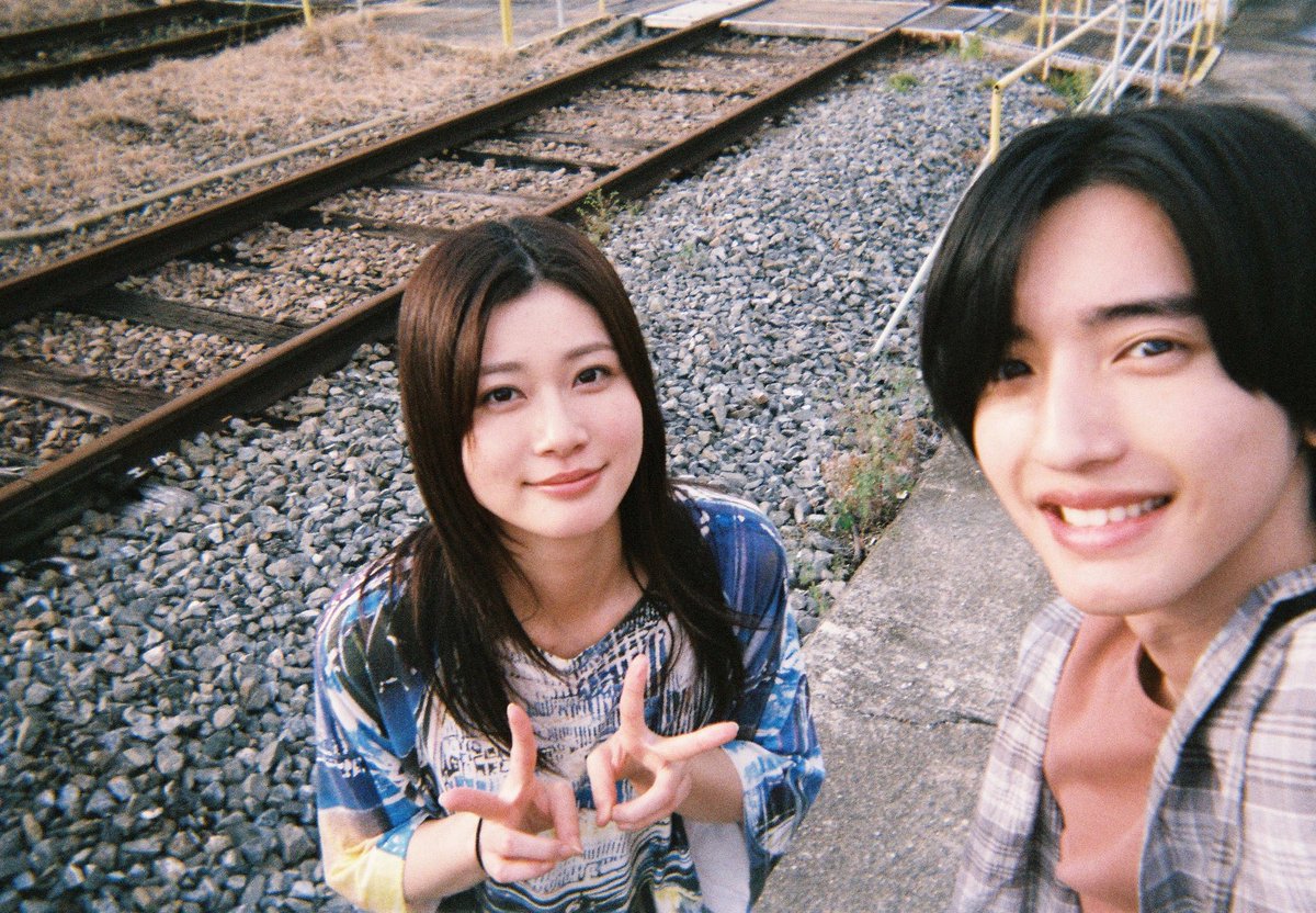 kimiutamovie's tweet image. ✩˖° 
#映画君歌 𝑷𝒉𝒐𝒕𝒐✮.*

本作のクランクアップは春人と綾音が
離れ離れとなる駅でのシーン。

出会いや別れ、再会
そしてその先につづく物語ー
ぜひ映画館でご覧ください⸝꙳

#君が最後に遺した歌 
#道枝駿佑 #生見愛瑠

*.✮道枝さん撮影ver.✮.*
撮影終了ショット
Instagramには別ver.を♬