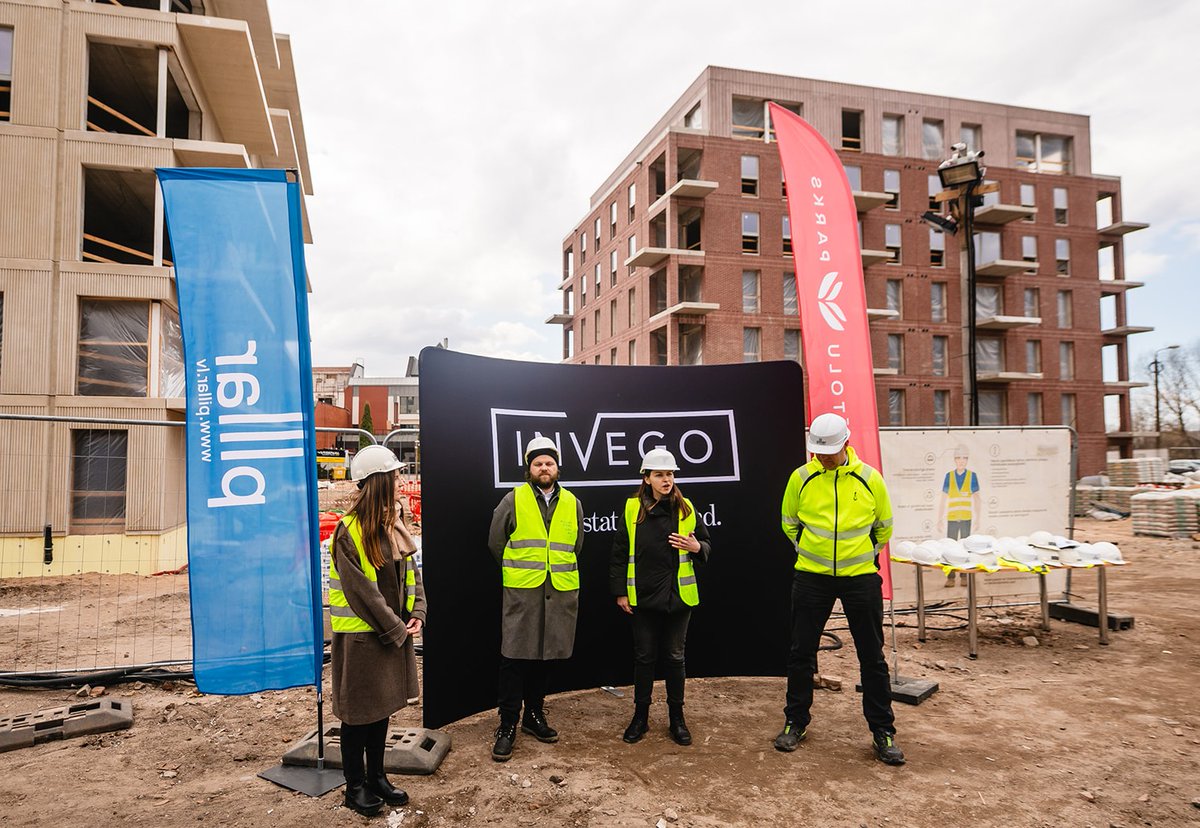 dblv's tweet image. FOTO: Vītolu Parkā atzīmēti pirmo divu dzīvojamo ēku spāru svētki
 db.lv/526010/tw #db #dienasbizness via @dblv