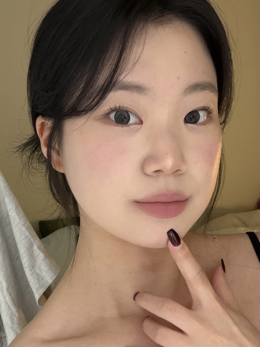 BossMakeitcool's tweet image. #motd 
블러셔 존재감이 확실할땐 립은 채도 죽이기🖤
요즘 보들 매트립에 손이 많이 가기 시작했어요
여름이 오고 있군