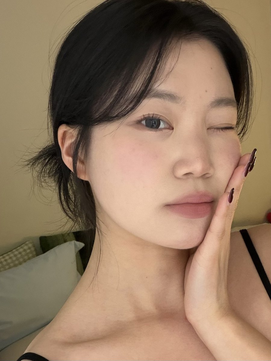 BossMakeitcool's tweet image. #motd 
블러셔 존재감이 확실할땐 립은 채도 죽이기🖤
요즘 보들 매트립에 손이 많이 가기 시작했어요
여름이 오고 있군