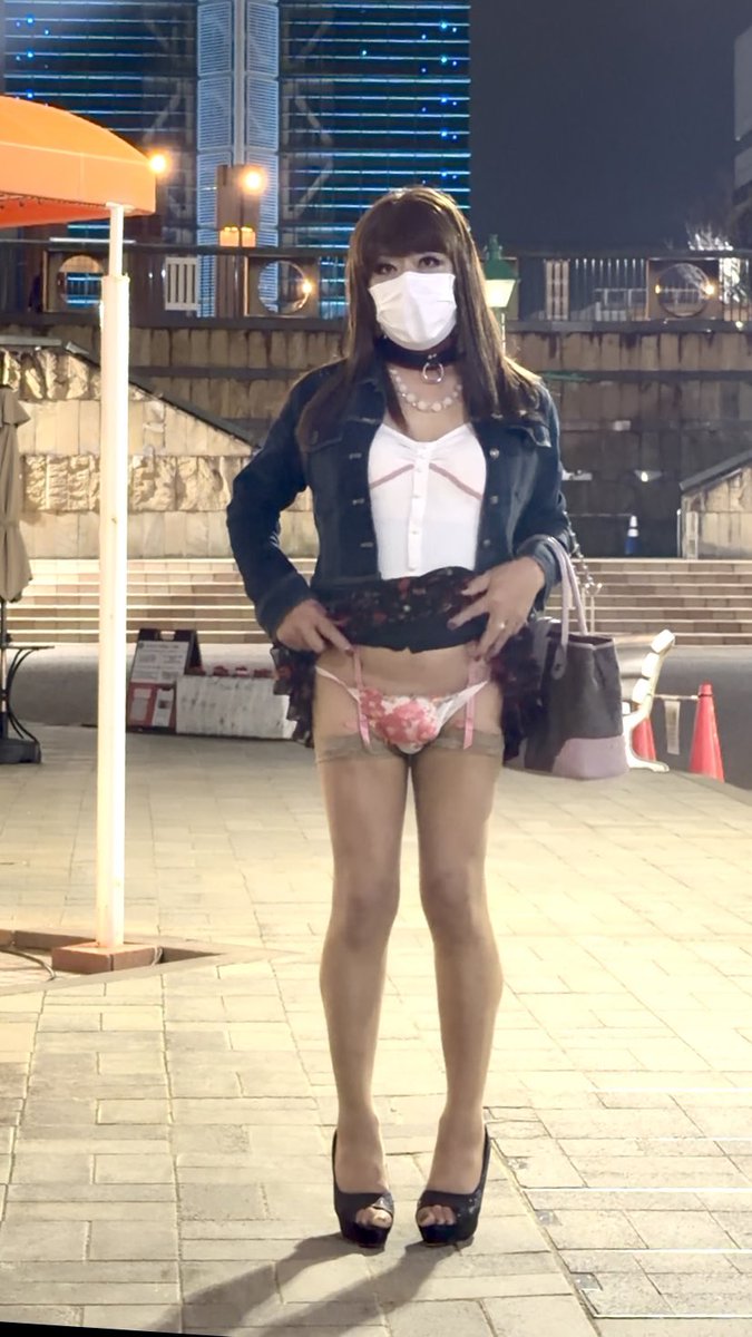 rumi84748141's tweet photo. あれ？いつの間にかポストする写真が9:16でも大丈夫になってる👌
じゃあこれ載っけとこ😊
#露出撮影
#超ミニ
#ガーターベルト
#ティーショーツ
#salute
#ガーターストッキング
#ピンヒール https://t.co/GXMhCKBN5C