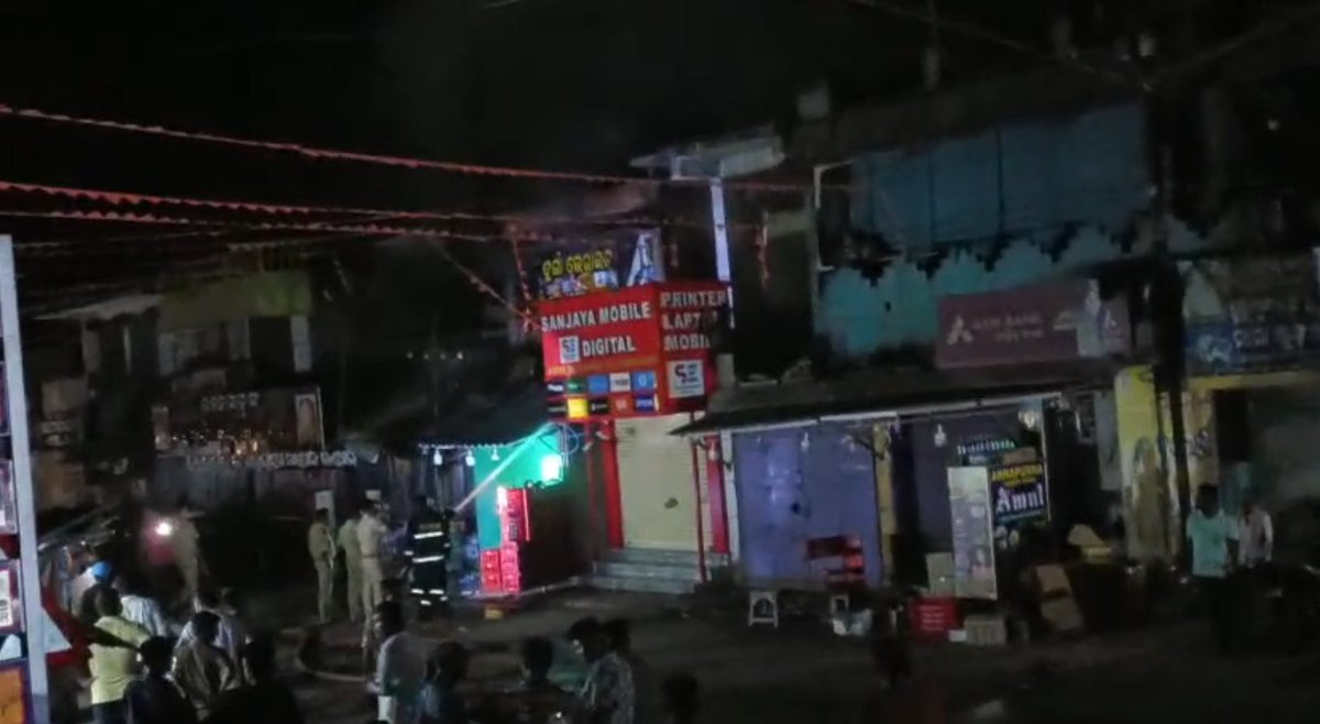 Odishaepaper's tweet image. #କଟକ: ନିଶ୍ଚିନ୍ତକୋଇଲି ବଜାରରେ ଭୟଙ୍କର ବାଣ ବିସ୍ଫୋରଣ
-ବାଣ ଭିଡ଼ୁଥିବା ସମୟରେ ବିସ୍ଫୋରଣ
-ବ୍ରଜ କିଶୋର ପୃଷ୍ଟି (୬୫ ) ନାମକ ବ୍ୟକ୍ତି ଗୁରୁତର ଭାବେ ଆହତ ହୋଇ ଏସ୍ସିବିରେ ଭର୍ତ୍ତି

#Cuttack
#crackerblast
#Odisha