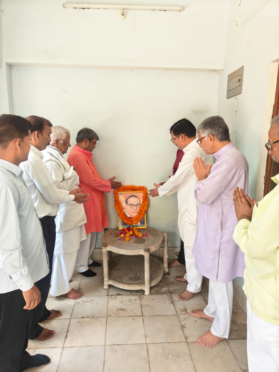bipinrld's tweet photo. बाबा साहेब भीमराव अंबेडकर जी की 135 वी जयंती पर राष्ट्रीय लोकदल देवरिया कैम्प कार्यालय पर श्रद्धासुमन अर्पित करते हुए। https://t.co/hHGTOpPEre