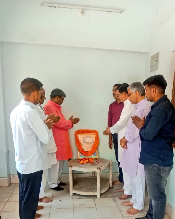 bipinrld's tweet photo. बाबा साहेब भीमराव अंबेडकर जी की 135 वी जयंती पर राष्ट्रीय लोकदल देवरिया कैम्प कार्यालय पर श्रद्धासुमन अर्पित करते हुए। https://t.co/hHGTOpPEre