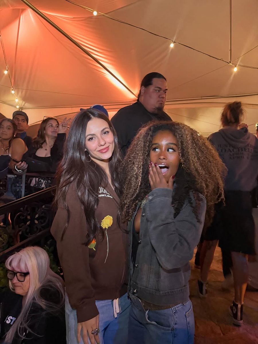 VictoriaCrave 🌗 tweet media