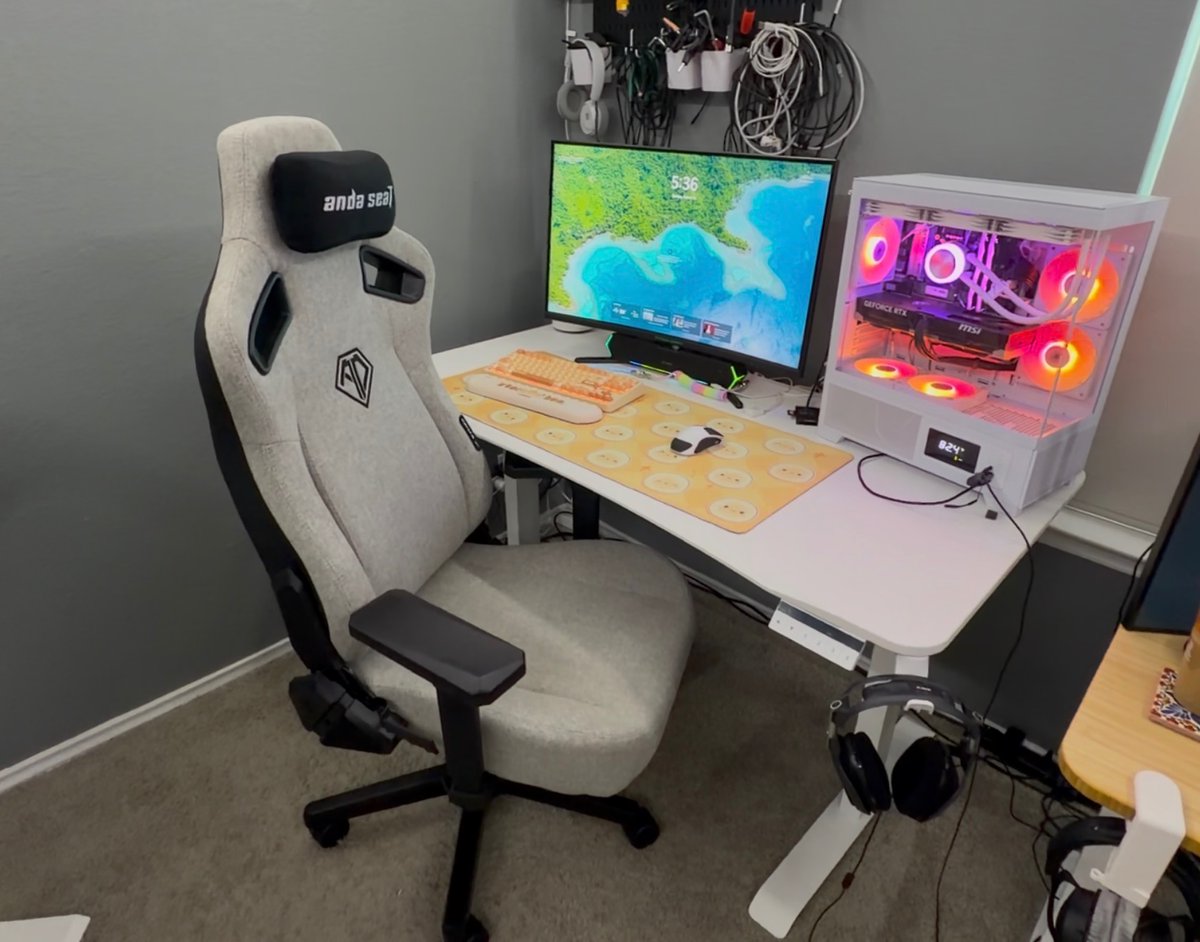 andaseatchair's tweet image. Soft gray meets clean white. 🤗
👉 Tag us in your #AndaSeat setup for a chance to be featured!

📷: NoodleNick from Youtube

Link in bio | Andaseat Xtreme + Kaiser

#andaseat #gamer #gamingchair #ergonomic #xtreme #heightadjustable #standingdesk #comfort #officechair