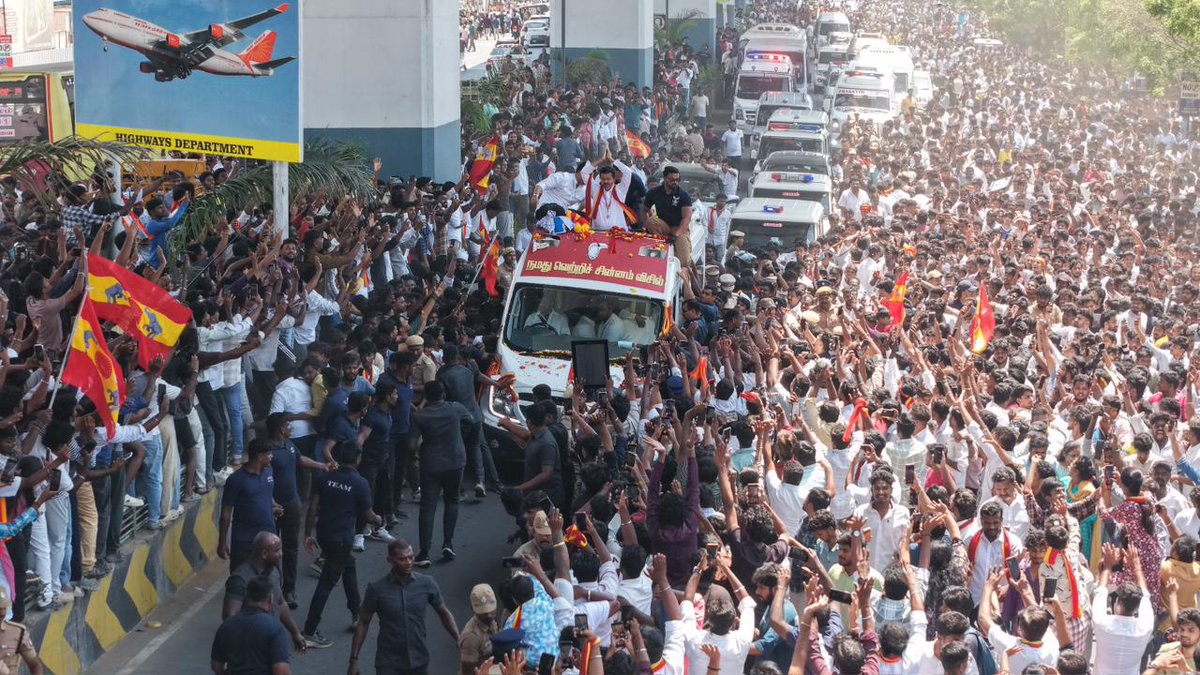 InTheLoop tweet media