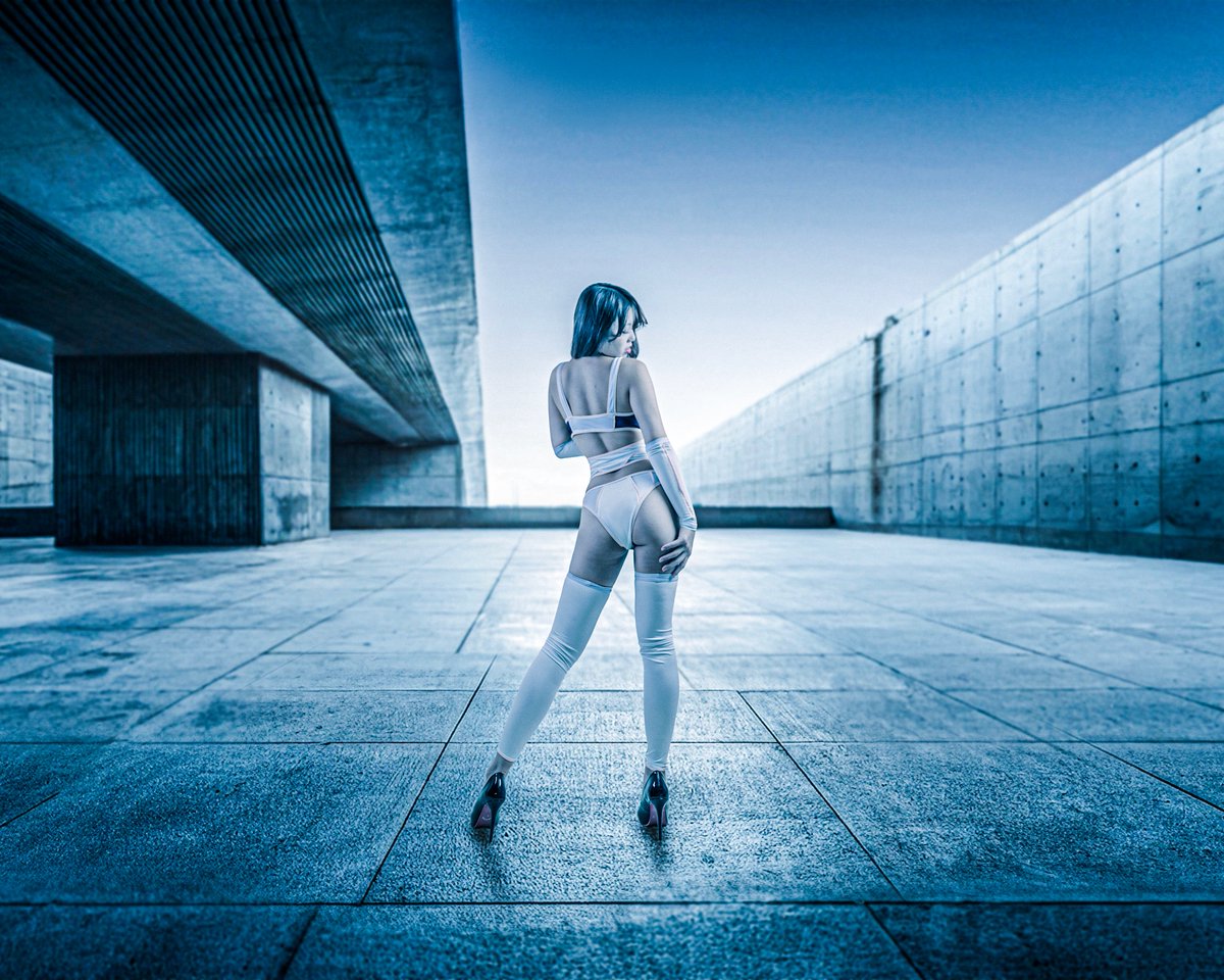 ベルスタの白ホリ
撮影するのに広さは問題ありません
背景は合成できるので心配ご無用です。
右２枚の写真は白ホリ撮影後に背景を合成しております。
#背景合成