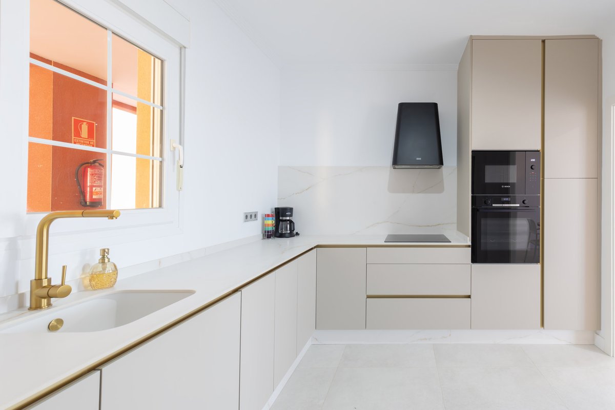 Tamarislantilla's tweet photo. Diseño abierto, cocina de líneas limpias y un espacioso salón comedor que fluye con la luz natural. Calidad, funcionalidad y estilo en cada espacio de este apartamento único
#PremiumApartment #ExclusiveLiving #HomeInteriors https://t.co/St2azPk0P9