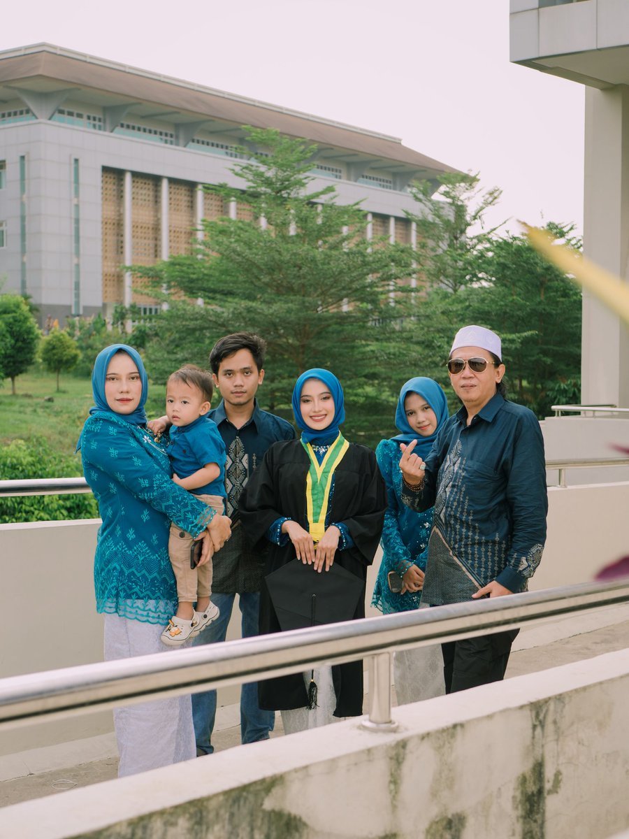 bbysilmi's tweet photo. aku seneng akhirnya mmh bisa bebas, tpi sedih, kalo nnt wisuda, gabisa di hadirin orang tua🥺 bingung nnt lebaran balik kmn, lg diperantauan begini malah bingung nnt harus pulang kerumah mana, sialan. Bismillah semoga aku jadi org sakses. foto keluarga pertama pas aku wisuda S1🥺 https://t.co/2ERFqGjKds