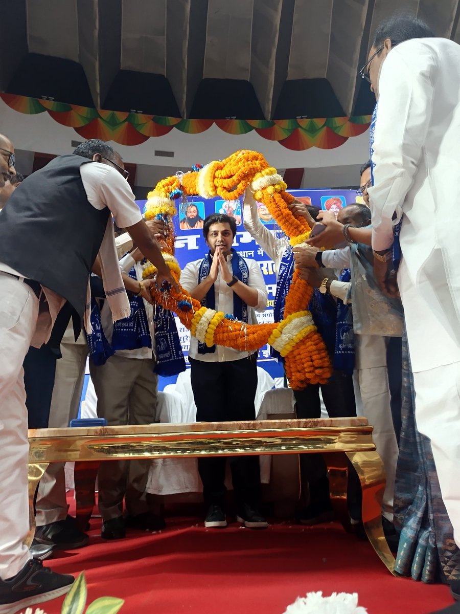 Shekharbsp_'s tweet image. मान. @AnandAkash_BSP जी मंच पर पहुंच चुके हैं 💙

"बाबा साहेब ने संविधान में 'बहुजन समाज' की सुरक्षा, सम्मान एवं विकास को सुनिश्चित किया।"

आपके नेतृत्व में हम ये कारवां और आगे ले जाएंगे।

📍Raipur | Indore Stadium | 14 April  
#ManchParAkashAnand #JaiBhim #BSP #AmbedkarJayanti