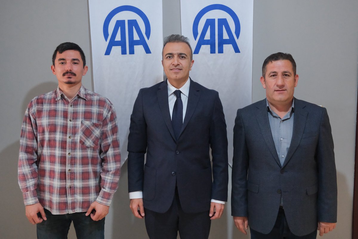 KaramanValiligi's tweet photo. 📌 Valimiz Sayın Hayrettin Çiçek’ten Basın Kuruluşları ve Ulusal Haber Ajanslarına Ziyaret

Valimiz Sayın Hayrettin Çiçek, ilimizde faaliyet gösteren basın kuruluşları ile ulusal haber ajanslarının temsilciliklerine ziyaretlerde bulundu.

Bu kapsamda Sayın Valimiz;
✅ Karamanoğlu Mehmet Bey Gazeteciler Cemiyeti’ni
✅ Karaman’da Uyanış Gazetesi’ni
✅ Anadolu Ajansı Karaman Temsilcisi Harun Reşit Yıldıko’yu
✅ İhlas Haber Ajansı Karaman Temsilcisi Mehmet Dağlı’yı

ziyaret ederek basın mensuplarıyla bir araya geldi.

Gerçekleştirilen ziyaretlerde, basının kamuoyunun doğru, tarafsız ve hızlı bilgilendirilmesindeki hayati rolüne dikkat çeken Sayın Valimiz, yerel ve ulusal basın kuruluşlarının yürüttüğü çalışmalar hakkında bilgi aldı.

Sayın Valimiz, şeffaf ve etkin bir kamu yönetimi anlayışı doğrultusunda basın kuruluşlarıyla iş birliğinin önemine vurgu yaparak, kamu hizmetlerinin vatandaşlara doğru ve zamanında ulaştırılmasında basının üstlendiği sorumluluğun büyük bir değer taşıdığını ifade etti.

Sayın Valimiz ziyaretlerinin sonunda basın mensuplarına çalışmalarında başarılar ve kolaylıklar diledi.