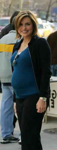 Studartclara's tweet image. Eu dou um desconto. Não tinha pasta, almofada ou computador que escondesse o tamanho que a barriga de grávida da Mariska ficou