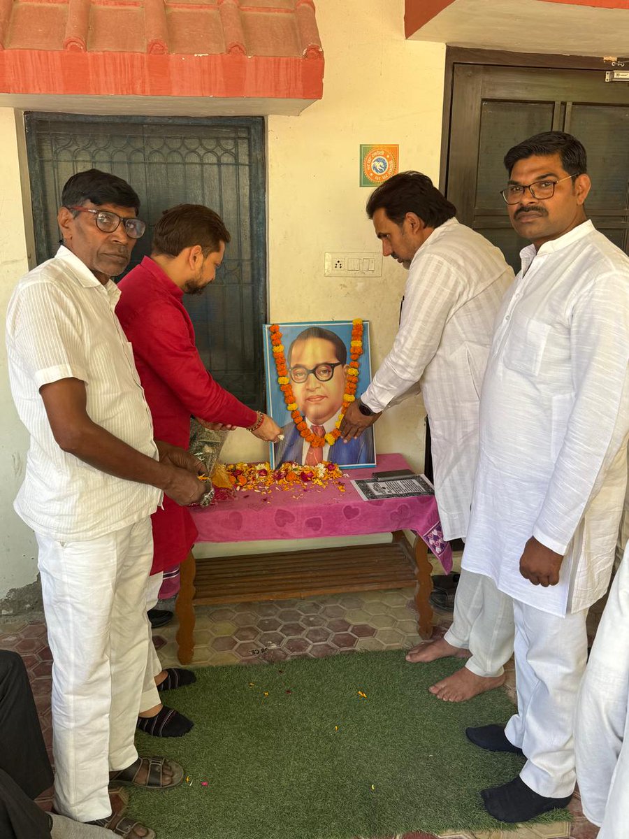 bjpgrnoida's tweet photo. बाबा साहेब डॉ. भीमराव अंबेडकर जी की जयंती पर ग्राम तुगलपुर में श्री आर्य कोरी जी द्वारा आयोजित कार्यक्रम में मुख्य अतिथि के रूप में ग्रेटर नोएडा मंडल अध्यक्ष श्री अर्पित तिवारी जी एवं टीम ने पुष्प अर्पित कर उनके विचारों और प्रयासों को जन-जन तक पहुंचाने का संकल्प लिया। 
जय भीम🙏 https://t.co/yCaFwKaChJ