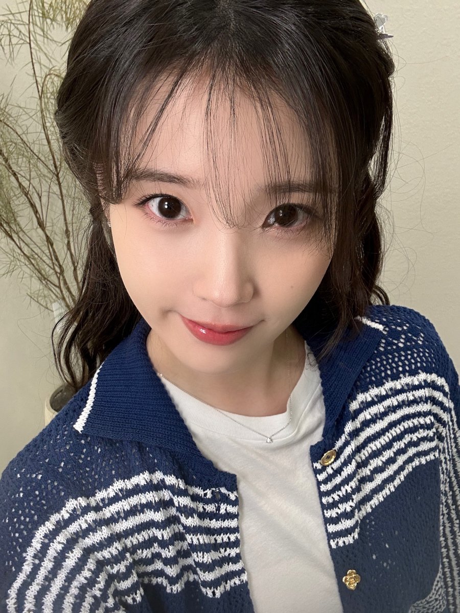 아이유(IU) tweet media