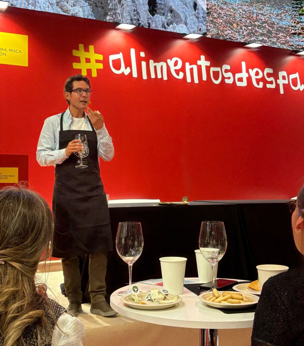 IfapaJunta's tweet photo. El #IFAPA ha participado en el Salón #Gourmet, la feria internacional de alimentación y bebidas, dirigiendo una cata de #quesos de cabra y 5 #vinos de las #DOPs andaluzas🧀🍷
🐐En la actividad se han dado a conocer los #resultados del proyecto #INVALAC: https://t.co/2h7JSy9dXz https://t.co/6HmMIYh34w