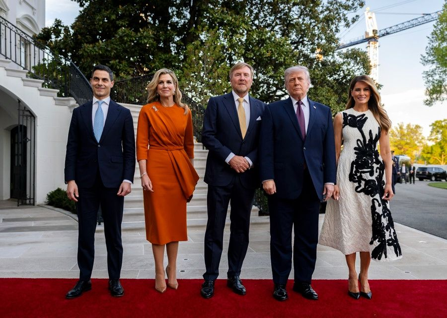 Onnick's tweet photo. @alpharivelino can you do the green line theory with the King of the Netherlands? https://t.co/415L9yxAX3