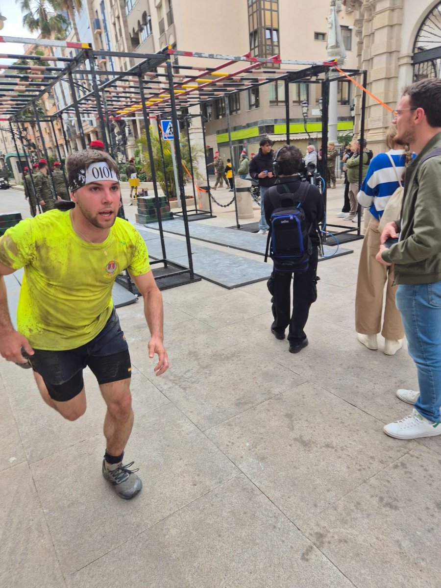 COMGECEU_ET's tweet photo. Componentes del Regimiento de Ingenieros nº 7 #RING7 logran 🥇y🥉 por equipos en la prueba cívico-militar #Desafíodelos300  https://t.co/2KwrS7TQMw Este resultado es reflejo de su exigencia en la preparación, su abnegación y el trabajo en equipo.
@MCANA_ET @EjercitoTierra https://t.co/18srQpYT68