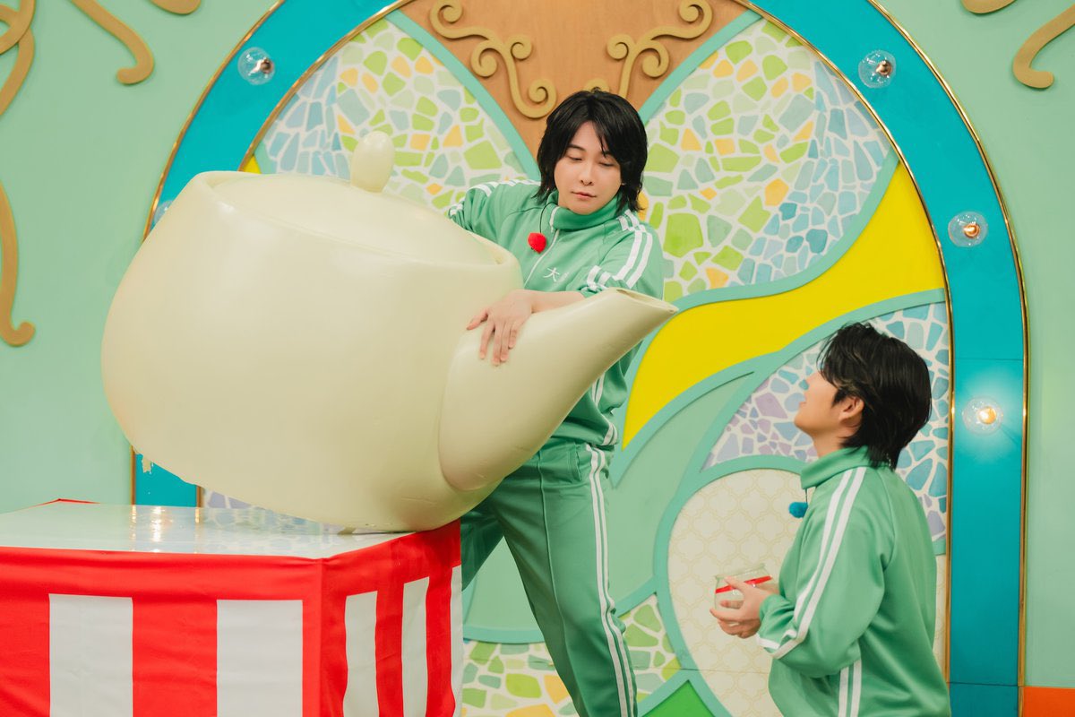 急須の予告見た時、まさか熱湯芸⁉️ｲﾔ彼らの本業は音楽だし！さすがにそこまではね…と思ったら。ね🥹😳
土俵は違えど、「お茶の間に元気を！」は、先輩方と全く一緒で🤝令和のバンドマンの覚悟と勇姿をどうか見守り、お二人で「なっつかしいなぁ」って手叩いて笑ってて下さいと…🥲#テレビミセス