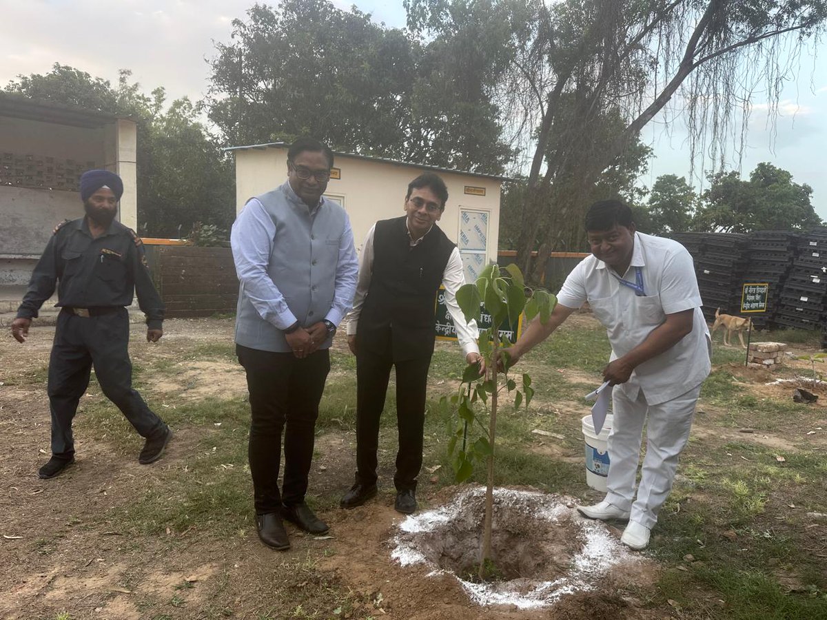 cwcropkl's tweet photo. Sh. Niraj Priyadershi, Director (Finance), CWC, visited CW Naraingarh to review Deepot Darpan compliances. He also visited RO Panchkula and interacted with staff & Warehouse Managers via VC to review the Physical and Financial Performance of the Panchkula Region for FY 2025–26. He also meet and deliberated with Statutory Auditors Sh Naresh Goyal regarding Audit Plan and its timeline completion for Panchkula and Chandigarh.