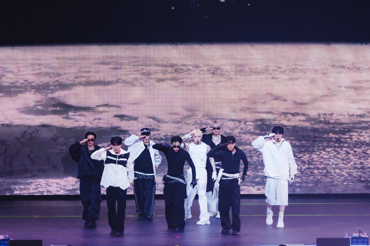 Xも見づらいし低浮上してたけど久々の現場で友だちに会えてうれしいしATEEZのステージとかけ声の魂勝負が最高でABEMAずっと見てる配信助かるし見たいところちゃんと映ってて神のカメラ割りです。
そして2日目ソンファがよすぎたよーー