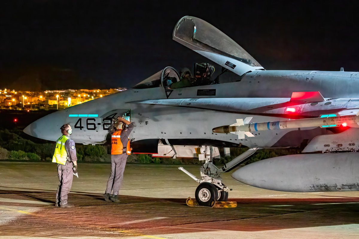 Ala46_ea's tweet photo. Detrás de cada vuelo del F-18 del Ala 46 hay un equipo que nunca deja de aprender. 🔧✈️ Los mecánicos garantizan cada misión con formación continua, perfeccionando técnicas y adaptándose a nuevos retos. Hoy reconocemos su esfuerzo silencioso. #Ala46 #F18 #MantenimientoAeronáutico https://t.co/MLsLStthDT