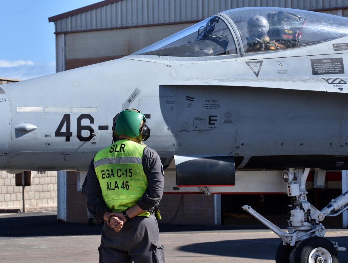 Ala46_ea's tweet photo. Detrás de cada vuelo del F-18 del Ala 46 hay un equipo que nunca deja de aprender. 🔧✈️ Los mecánicos garantizan cada misión con formación continua, perfeccionando técnicas y adaptándose a nuevos retos. Hoy reconocemos su esfuerzo silencioso. #Ala46 #F18 #MantenimientoAeronáutico https://t.co/MLsLStthDT