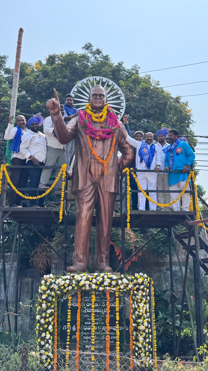 mummareddyjsp's tweet photo. డా. బి.ఆర్. అంబేద్కర్ 135వ జయంతి వేడుకలలో పాల్గొన్న జనసేన నాయకులు: ప్రేమ కుమార్*

ఈ రోజు బాలానగర్ లో భారత రాజ్యాంగ నిర్మాత, మహనీయుడు బి. ఆర్. అంబేద్కర్ గారి 135వ జయంతి సందర్భంగా  జరిగిన వేడుకలకు తెలంగాణ దళిత సంక్షేమ సంగ నాయకుల ఆహ్వానం మేరకు సైబరాబాద్ మున్సిపల్ జనసేన పార్టీ కో ఆర్డినేటర్  శ్రీ ముమ్మారెడ్డి ప్రేమ కుమార్ గారు ముఖ్య అతిథిగా హాజరై, అంబేద్కర్ గారి విగ్రహానికి పూలమాల వేసి ఘన నివాళులు అర్పించారు.

ఈ సందర్భంగా ప్రేమ కుమార్ గారు మాట్లాడుతూ, డాక్టర్ బి.ఆర్. అంబేద్కర్ గారు భారతదేశానికి రాజ్యాంగాన్ని అందించి, ప్రతి పౌరుడికి సమాన హక్కులు కల్పించిన గొప్ప దూరదృష్టి కలిగిన నాయకుడని, సమాజంలో ఉన్న అసమానతలను తొలగించడానికి ఆయన చేసిన పోరాటం ప్రతి ఒక్కరికీ ఆదర్శమని పేర్కొన్నారు.
అలాగే, అంబేద్కర్ గారు చూపిన సమానత్వం, విద్య, స్వాభిమానము మరియు సామాజిక న్యాయం అనే మార్గంలో నడుస్తూ, సమాజంలోని అన్ని వర్గాల అభ్యున్నతి కోసం మనమంతా కట్టుబడి పనిచేయాలని పిలుపునిచ్చారు. యువత అంబేద్కర్ గారి ఆలోచనలను అవగాహన చేసుకుని, దేశ అభివృద్ధికి తమ వంతు కృషి చేయాలని సూచించారు.

ఈ కార్యక్రమంలో జనసేన పార్టీ నాయకులు కొల్లా శంకర్, భోగాది వెంకటేశ్వరరావు, నాగేంద్ర, వేముల మహేష్, జెన్నీ సునీల్, పండుగ సూర్య,నరేశ్, ఎస్. సుధీర్, ఆర్. దీపక్,పోలెబోయిన శ్రీనివాస్, బండ్రెడ్డి రణదీప్ తదితరులు పాల్గొన్నారు.